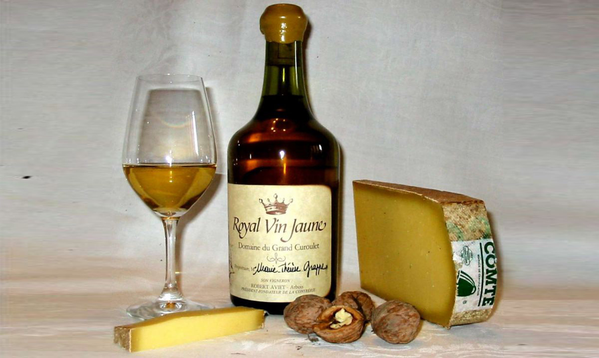 Vin Jaune - Clavelin-Flasche und Glas sowie Comté-Käse mit Nüssen