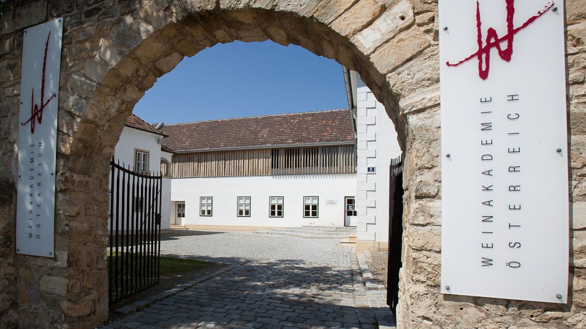 Weinakademie Österreich - Seehof Gebäude Eingang